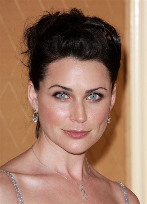 American Actress Rena Sofer Height was 5 ft 6 in or 168 cm and her Weight is 57 Kg or 125 Pounds. Rena Sofer’s Body Measurements are 32-25-34 inches, including her bra size 32B, waist size 25 inches, and hip size 34 inches. Her body builds slim, her eye color blue and hair color brown.
